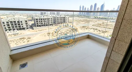شقة فاخرة جديدة تمامًا مكونة من غرفتي نوم وصالة مع شرفة وموقف سيارات مغطى