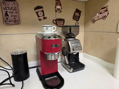 CAFE STYLE COFFEE SET. Delonghi coffee machine with Sage smart grinder pro and latte foam maker!