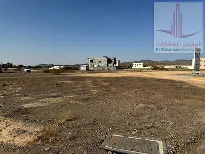 أرض للبيع في المنامة حوض 14 عجمان، مساحة 3552 قدمًا، على 3 شوارع، بتصريح سكني خاص أرضي وأول، بسعر 170 ألف درهم.