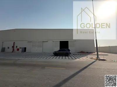 Spacious loading and unloading area – Located on the main road with 4 access doors for easy entry and exit.