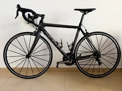 Scott R1 Carbon Road Bike - Lightweight Performance Racer