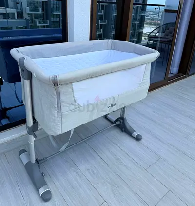 Next2Me-style bedside bassinet / co-sleeper - adjustable height, good condition