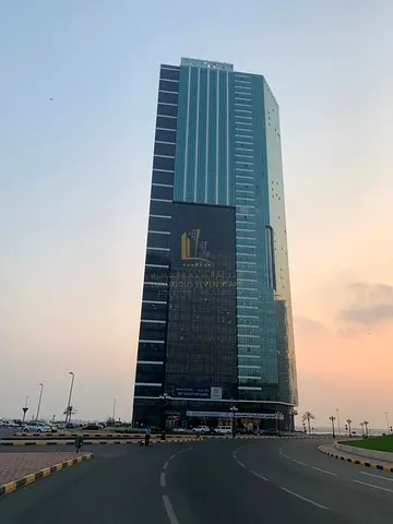 للبيع مبنى مؤجرة بنسبة دخل 8,8% يتكون من ثلاث ابراج في منطقة الممزر على 3 شوارع على شارع كورنيش الممزر الرئيسي في الشارقة