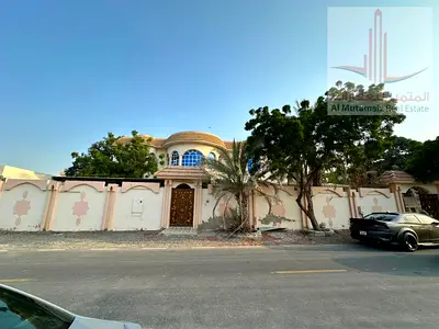فيلا مستقلة للبيع في اللؤلؤية خورفكان، تضم 8 غرف نوم و 7 حمامات ومجلسين داخليين ومجلسين خارجيين وغرفة خادمة وحوش كبير على أرض بمساحة 15,472 قدم مربع
