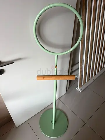 Minimalist standing coat hanger