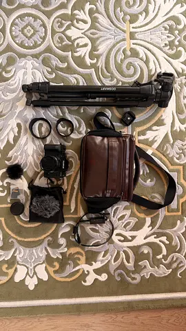 Fujifilm XT 4 Camera Bundle (with stand, mic, memory card, leather bag) EXCELLENT CONDITION