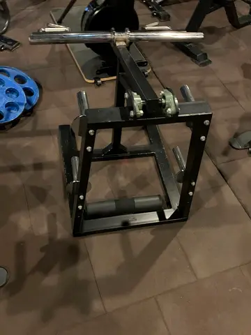 Plate-Loaded Shrugs Machine — Solid Gym Back Traps Station