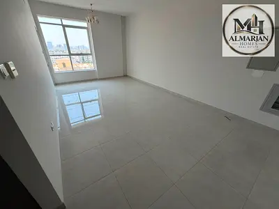 شقة غرفتين وصالة للإيجار السنوي على كورنيش عجمان مباشرة بإطلالة بحرية وبلكونة ومطبخ مجهز وثلاثة حمامات مع باركن مجاني
