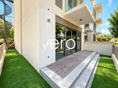 Corner Townhouse | Upgraded | Lift