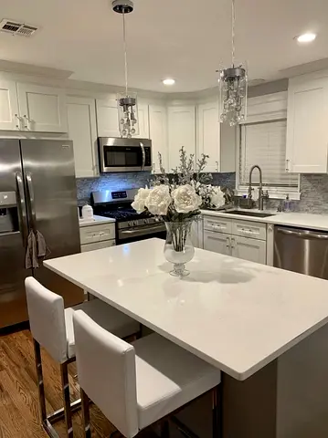 White kitchen island with two bar stools (set)