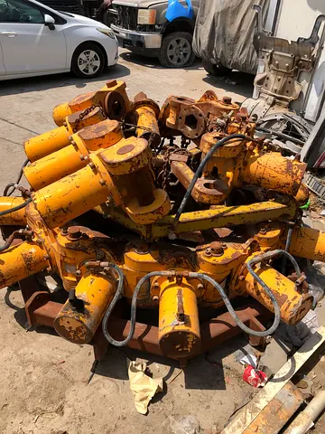 Used Yellow Hydraulic Cylinders / Actuators - Lot of Industrial Parts