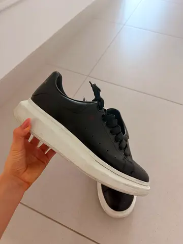 Alexander McQueen size 44 Black leather sneakers with white platform sole - preowned good condition