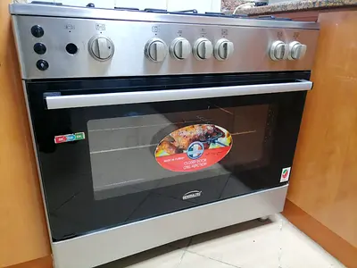 Oven Cooker 100% Working 1 Head Not working Not Negotiatable Pick Up Sharjah Serious Buyers Only