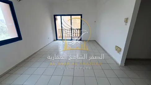 شقة غرفتين وصالة للإيجار في المريجة الشارقة بلكونة واسعة تكييف ويندو غاز مركزي وتشطيبات حديثة