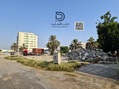 زاوية 3 شوارع أول، أرض سكنية استثمارية للبيع في ليوارة 1 عجمان، مساحة 3864 قدم مربع، تصريح أرضي + طابقين، بسعر 1,350,000 درهم