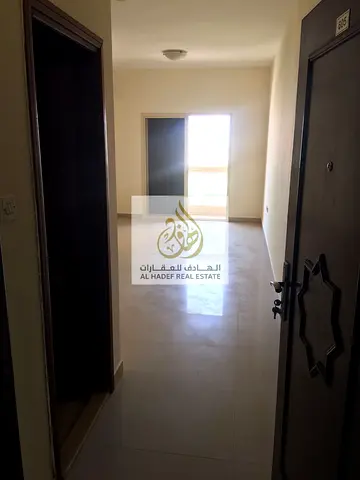 غرفتين وصاله مساحه كبيره 2 حمام مع بلكونه فى شارع الملك فيصل عجمان