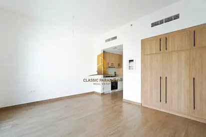 6 CHEQUES | POOL VIEW | TOP FLOOR | VACANT
