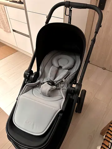 Selling Mamas & Papas Ocarro Complete Stroller - Like New, Used only for 3 Months