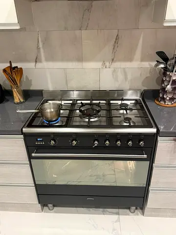Smeg Brand New Modal Black top Gas Oven Electric Coker Almost Brand New Condition
