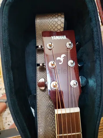 Yamaha acoustic guitar in hard case — good working condition