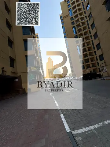 شقة 3 غرف وصالة مع غرفة خادمة وإطلالة جزئية على الخور