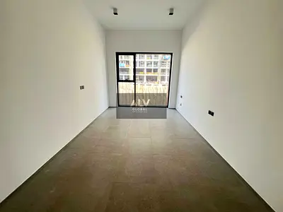 Spacious studio with walk in closet available for rent