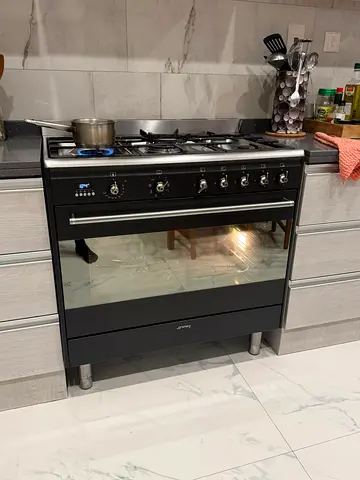 Smeg Brand New Modal Black top Gas Oven Electric Coker Almost Brand New Condition