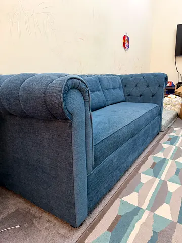 Blue 3-seater tufted fabric sofa in good condition