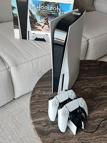 PlayStation 5 Disc Edition 825GB + 2 Controllers + Sony Charging Station