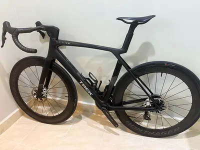 Trek Madone Gen 8 SLR 9. High end carbon road bike. SRAM RED groupset. M/L