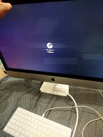 Apple iMac 21.5-inch with Wireless Keyboard — Used, Boots to Recovery