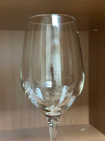 Set of 12xclear wine glasses - gently used (single glass shown)