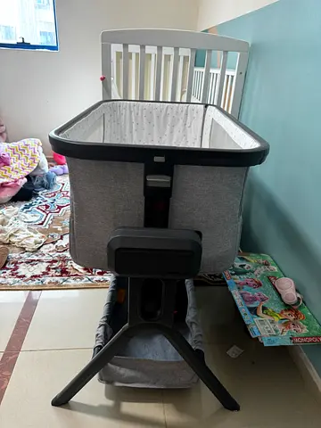Juniors Portable baby crib bed with automatic rocking motion remote controlled