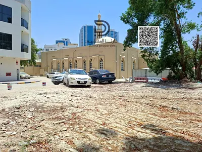 زاوية شارعين أول قطعة مقابل المدارس الأهلية الخيرية، أرض سكنية استثمارية للبيع في ليوارة 2 عجمان، على شارع رئيسي، مساحة 2000 قدم، تصريح G+1، تملك حر ب