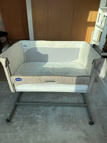 Chicco Next2Me Magic baby bedside crib cot bed inclines both sides