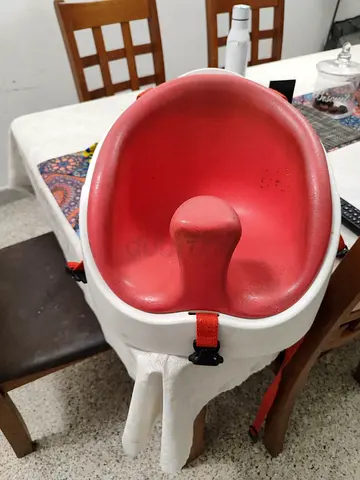 Portable baby booster seat with safety straps