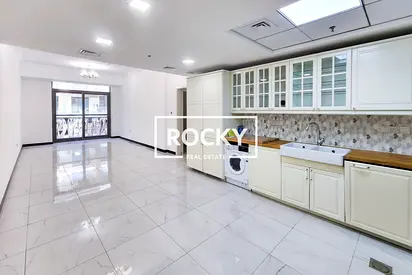 Spacious | Just Renovated | Fitted Kitchen