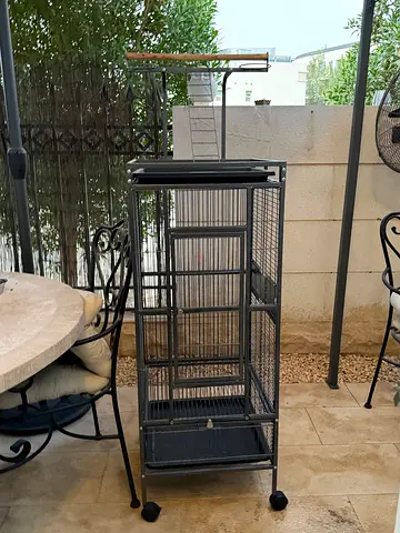 Medium metal bird/parrot cage on wheels with play top