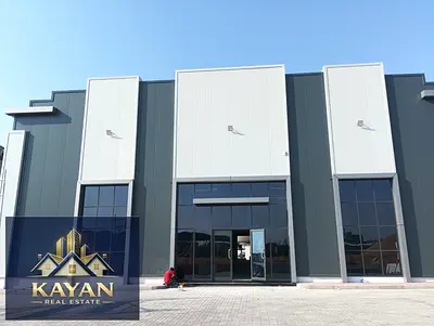 معرض تجاري للإيجار على الشارع الرئيسي في أم القيوين بمساحة 20410 قدم مربع مناسب للتخزين والتصنيع