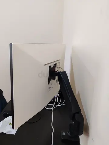 White LG 27” 4K UHD Monitor – IPS, USB-C, HDR10 –Mounted on Adjustable Desk Arm (Good Condition)