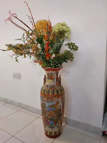 Large decorative ceramic floor vase with artificial flowers (beautiful Oriental design)