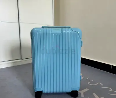 RIMOWA Essential