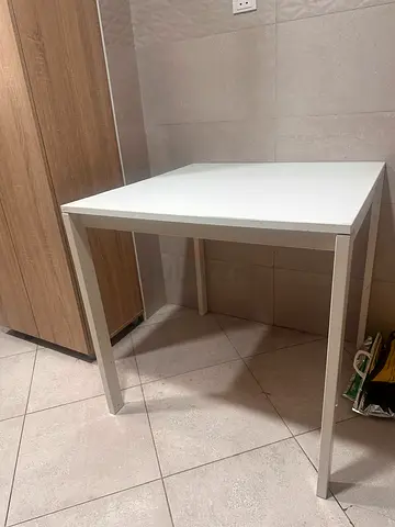 Simple white study/office table in good condition