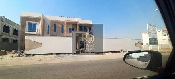 للبيع فيلا فاخرة 5 غرف نوم || مجلس +مسبح خاص+2صالة كبيرة || كل الغرف ماستر || ملحق مع مطبخ +غرفة خادمة وغرفة غسيل || تشطيبات راقية.