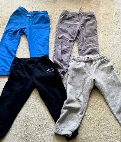 Set of 4 toddler sweatpants / joggers - mixed brands (Nike, Batman, etc.) Age 5 to 6 years old