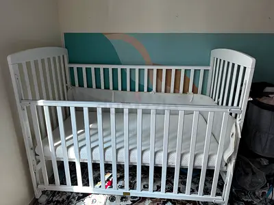 White Wooden Baby Crib with Adjustable Mattress Height — Good Condition