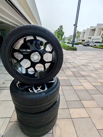 Entire Rolls-Royce's wheels and tires