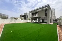 SINGLE ROW UNIT | LARGE PLOT | VACANT NOW