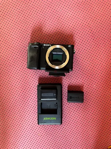A6400 Sony mirrorless camera body (no lens) with spare battery and Neewer charger