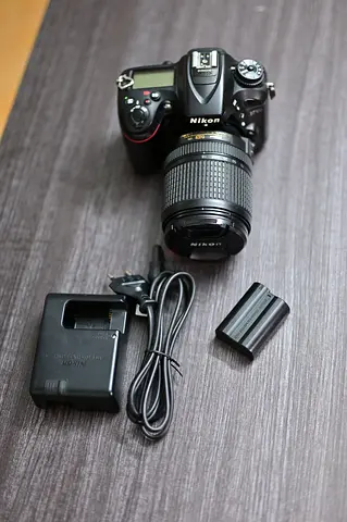 Nikon DSLR camera with 18-140mm lens, battery and charger - good condition